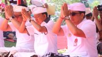 USAI mengelilingi lokasi pembangunan taman penangkaran anjing kintamani di Desa/Kecamatan Baturiti, Tabanan, Gubernur Bali, Wayan Koster; Bupati Tabanan, I Komang Gede Sanjaya, dan undangan yang hadir mengikuti upacara pamelaspasan dan persembahyangan bersama, Jumat (6/5/2022). Foto: ist USAI mengelilingi lokasi pembangunan taman penangkaran anjing kintamani di Desa/Kecamatan Baturiti, Tabanan, Gubernur Bali, Wayan Koster; Bupati Tabanan, I Komang Gede Sanjaya, dan undangan yang hadir mengikuti upacara pamelaspasan dan persembahyangan bersama, Jumat (6/5/2022). Foto: ist