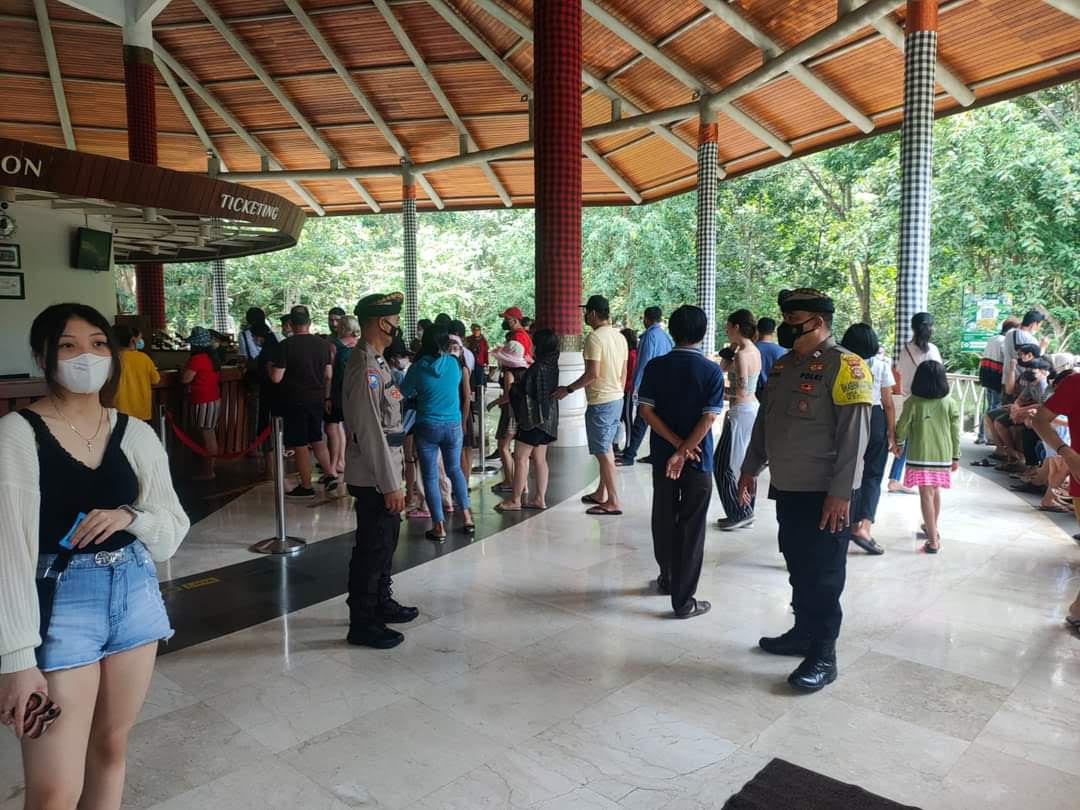 POLSEK Ubud melakukan pengamanan untuk menjamin keamanan dan ketertiban para pengunjung. Foto: adi