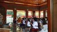 TAMPAK umat Buddha mengadakan persembahyangan Waisak di Vihara Giri Manggala, Desa Alasangker, Buleleng, Senin (16/5/2022). Foto: rik