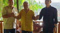 PERTEMUAN tiga pimpinan parpol di NTB, Rachmat Hidayat (tengah), Bambang Kristiono (kiri), dan Mohan Roliskana (kanan), di kediaman Rachmat Hidayat, beberapa waktu lalu. Foto: ist PERTEMUAN tiga pimpinan parpol di NTB, Rachmat Hidayat (tengah), Bambang Kristiono (kiri), dan Mohan Roliskana (kanan), di kediaman Rachmat Hidayat, beberapa waktu lalu. Foto: ist