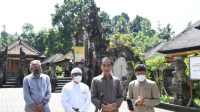 PRESIDEN Jokowi memberi keterangan pers di sela-sela kunjungannya ke cagar budaya Pura Tirta Empul, Kabupaten Gianyar, pada Jumat (6/5/2022). Foto: ist