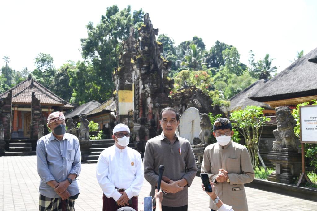 PRESIDEN Jokowi memberi keterangan pers di sela-sela kunjungannya ke cagar budaya Pura Tirta Empul, Kabupaten Gianyar, pada Jumat (6/5/2022). Foto: ist