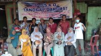 RELAWAN Ridwan Kamil GNIJ NTB menyerahkan bantuan uang dan sembako bagi warga korban kebakaran di Desa Renda, Belo, Kabupaten Bima, Minggu (8/5/2022). Foto: rul RELAWAN Ridwan Kamil GNIJ NTB menyerahkan bantuan uang dan sembako bagi warga korban kebakaran di Desa Renda, Belo, Kabupaten Bima, Minggu (8/5/2022). Foto: rul