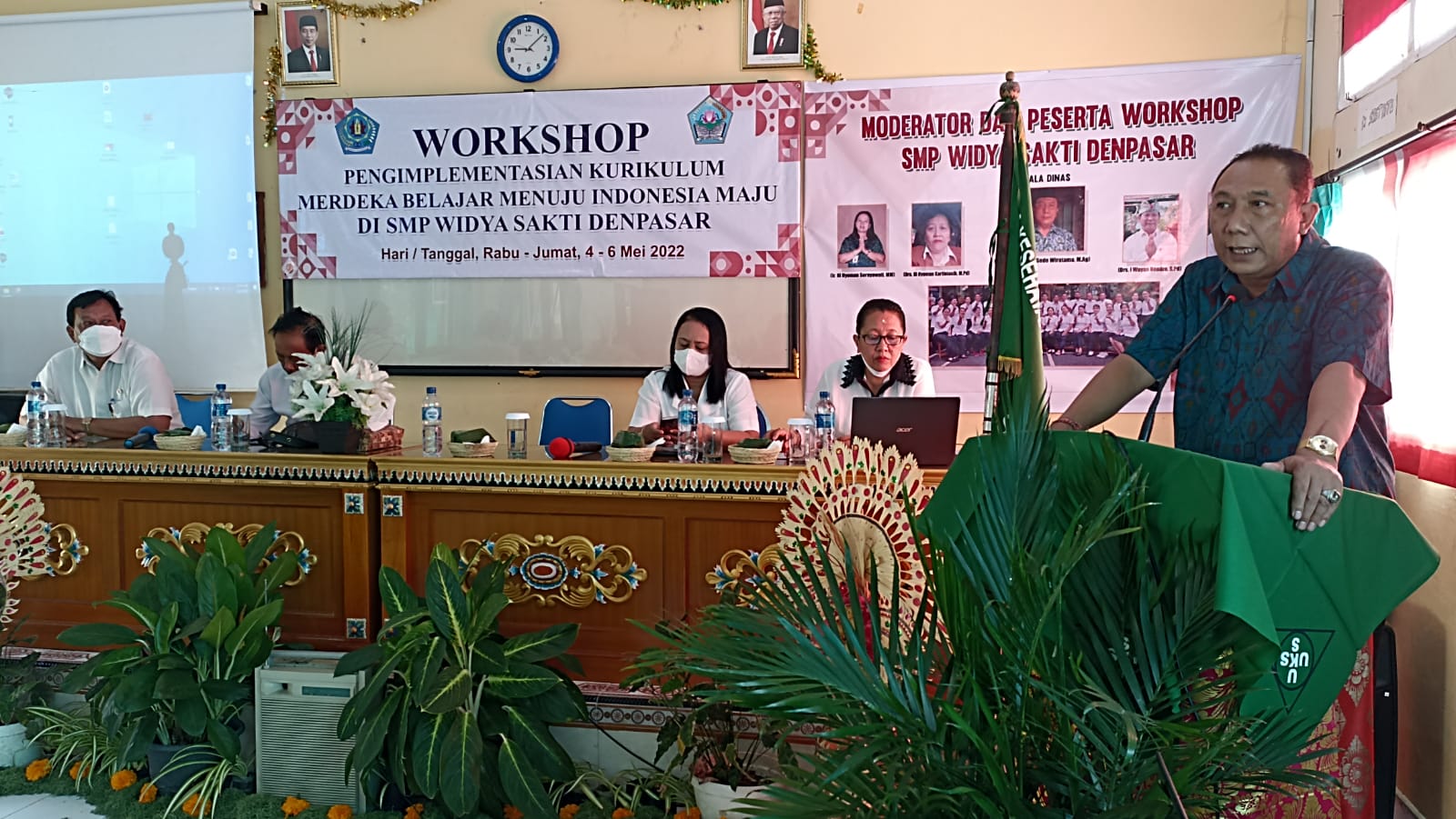 KADISKDIKPORA Kota Denpasar, AA Gede Wirata, saat membuka “Workshop” Kurikulum Merdeka di SMP Widya Sakti Denpasar, Rabu (4/5/2022). Foto: tra