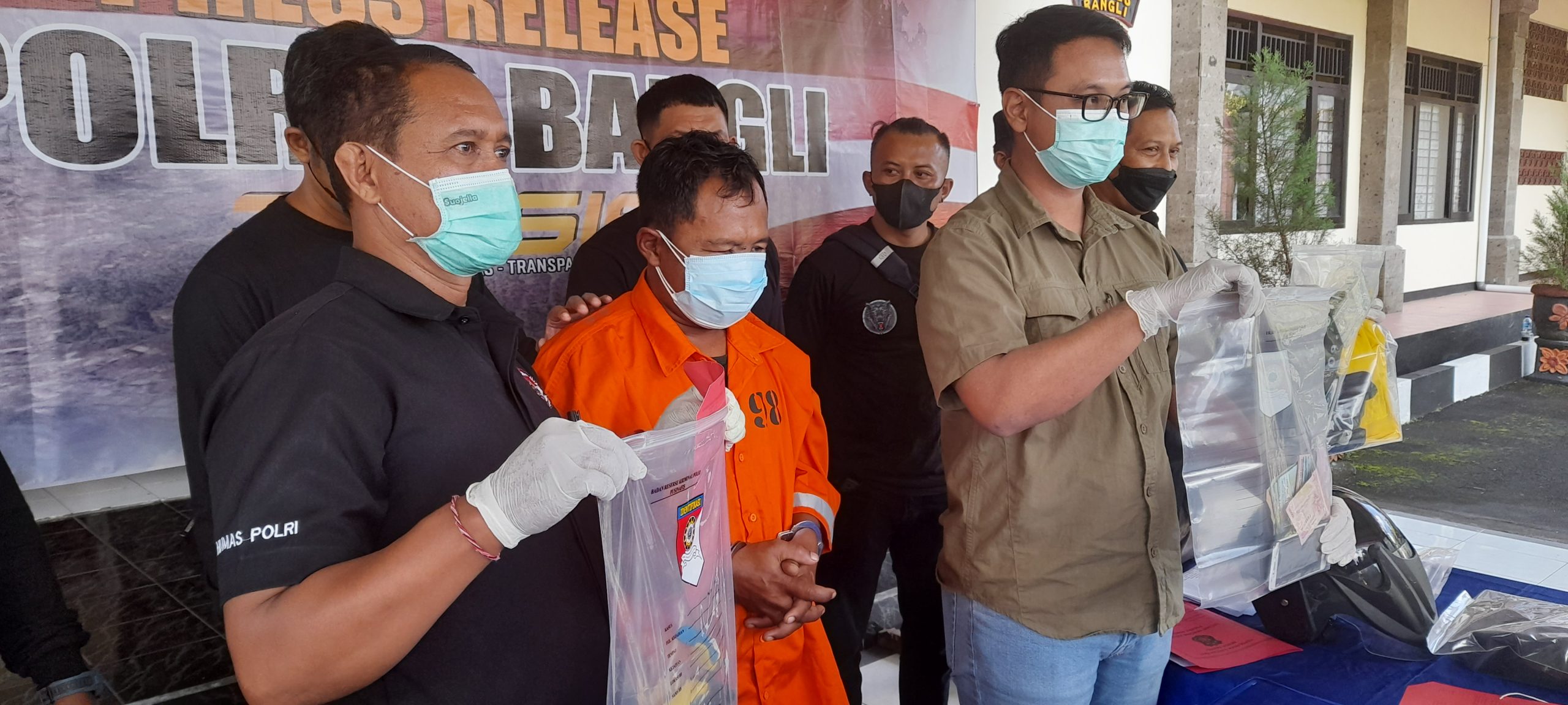 TERSANGKA pembobol toko, Wayan Astawa (42) saat dihadirkan dalam press rilis, Jumat (6/5/2022). Terpaksa dihadiahi timah panas, karena berupaya melawan petugas Foto: ist