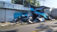 MOBIL Toyota Yaris DK 1256 IA yang dikemudikan Gede Agus P menghantam toko yang menjual barang bekas hotel di wilayah Desa Jasri, Kecamatan Karangasem pada Minggu (15/5/2022) malam. Foto: ist MOBIL Toyota Yaris DK 1256 IA yang dikemudikan Gede Agus P menghantam toko yang menjual barang bekas hotel di wilayah Desa Jasri, Kecamatan Karangasem pada Minggu (15/5/2022) malam. Foto: ist