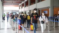 TAMPAK para calon menumpang berjalan di koridor menuju terminal keberangkatan domestik di Bandara Internasional I I Gusti Ngurah Rai, Jumat (6/5/2022). Foto: ist