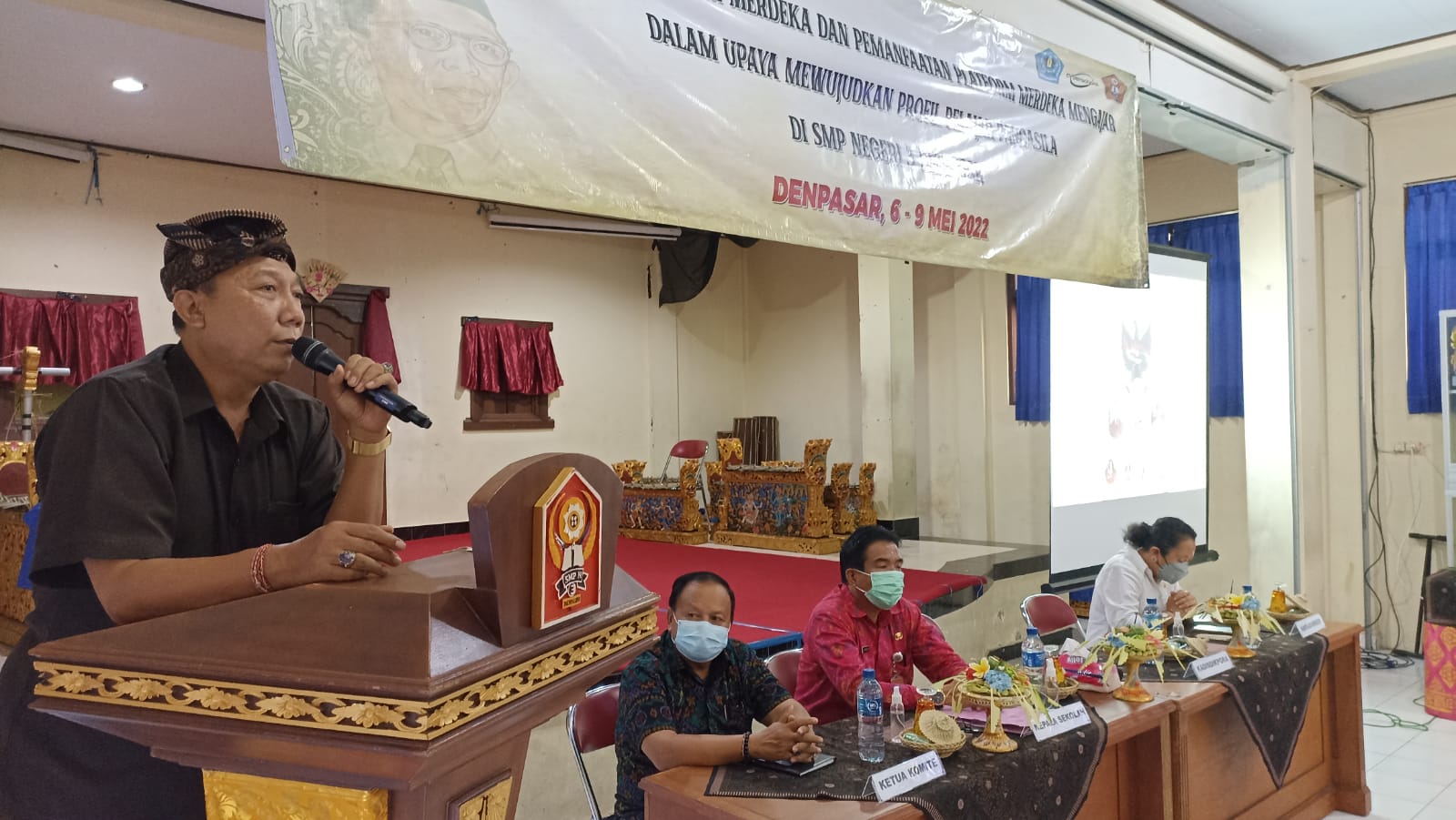 KEPALA Dinas Pendidikan Kepemudaan dan Olahraga Kota Denpasar, AA Gede Wiratama, saat membuka workshop Kurikulum Merdeka di SMPN 3 Denpasar, Jumat (6/5/2022). Foto: tra