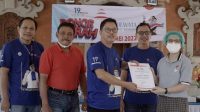 donor darah PEMILIK BPR Bali Dewata, I Nengah Senantara (tengah), menerima penghargaan dari PMI atas bakti sosial donor darah yang dilangsung serangkaian HUT BPR Bali Dewata, Sabtu (28/5/2022). IST