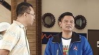 KETUA DPD Partai Demokrat NTB, Indra Jaya Usman (kanan), berdiskusi dengan Gubernur Zulkieflimansyah di Bandara Bima saat menunggu kedatangan Ketua Umum Agus Harimurti Yudhoyono beberapa hari lalu. Foto: ist KETUA DPD Partai Demokrat NTB, Indra Jaya Usman (kanan), berdiskusi dengan Gubernur Zulkieflimansyah di Bandara Bima saat menunggu kedatangan Ketua Umum Agus Harimurti Yudhoyono beberapa hari lalu. Foto: ist