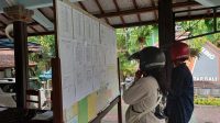 MASYARAKAT melihat tata cara pendaftaran PPDB online di SMPN 3 Denpasar, Senin (20/6/2022). Foto: ist MASYARAKAT melihat tata cara pendaftaran PPDB online di SMPN 3 Denpasar, Senin (20/6/2022). Foto: ist