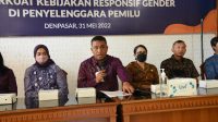 KPU Bali bekerja sama dengan Perludem menyelenggarakan workshop dengan tema “Memperkuat Kebijakan Responsif Gender di Lembaga Penyelenggara Pemilu” secara hybrid di ruang rapat KPU Bali, Selasa (31/5/2022). Foto: hen KPU Bali bekerja sama dengan Perludem menyelenggarakan workshop dengan tema “Memperkuat Kebijakan Responsif Gender di Lembaga Penyelenggara Pemilu” secara hybrid di ruang rapat KPU Bali, Selasa (31/5/2022). Foto: hen