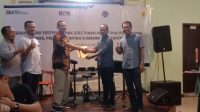 GM UIP Nusra, Wahidin (tiga kiri) saat menerima sertifikat aset berupa sertifikat dari Kantah Sumbawa dan Dompu di Mataram, Rabu (15/6/2022) malam. Foto: rul GM UIP Nusra, Wahidin (tiga kiri) saat menerima sertifikat aset berupa sertifikat dari Kantah Sumbawa dan Dompu di Mataram, Rabu (15/6/2022) malam. Foto: rul