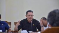 AAN Adhi Ardhana saat memimpin rapat kerja terkait penyepakatan terminal khusus (tersus) LNG dan kelengkapannya untuk Bali Mandiri Energi, Senin (13/6/2022) di DPRD Bali. Foto: ist AAN Adhi Ardhana saat memimpin rapat kerja terkait penyepakatan terminal khusus (tersus) LNG dan kelengkapannya untuk Bali Mandiri Energi, Senin (13/6/2022) di DPRD Bali. Foto: ist