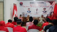 AKADEMISI Fakultas Hukum Universitas Mataram (Unram), Dr. Lalu Wira Pria Suhartana (dua kiri), saat menjadi narasumber pada diskusi membedah sejarah pemikiran Bung Karno dan Pancasila yang diselenggarakan DPC PDIP Kota Mataram, Minggu (26/6/2022) petang. Foto: rul AKADEMISI Fakultas Hukum Universitas Mataram (Unram), Dr. Lalu Wira Pria Suhartana (dua kiri), saat menjadi narasumber pada diskusi membedah sejarah pemikiran Bung Karno dan Pancasila yang diselenggarakan DPC PDIP Kota Mataram, Minggu (26/6/2022) petang. Foto: rul