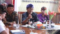 KETUT Sunadra (dua kanan) saat memaparkan aplikasi SIPS 3.0 saat monev di Bawaslu Bangli, Kamis (16/6/2022). Foto: ist KETUT Sunadra (dua kanan) saat memaparkan aplikasi SIPS 3.0 saat monev di Bawaslu Bangli, Kamis (16/6/2022). Foto: ist