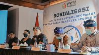 TOTOK Hariyono - (tengah) anggota Bawaslu RI, Koordinator Penyelesaian Sengketa dan Hukum, didampingi Ketua dan anggota Bawaslu Bali, memberi arahan dalam Sosialisasi Aplikasi Sistem Informasi Penyelesaian Sengketa Proses Pemilu, Senin (30/5/2022). Foto: hen TOTOK Hariyono - (tengah) anggota Bawaslu RI, Koordinator Penyelesaian Sengketa dan Hukum, didampingi Ketua dan anggota Bawaslu Bali, memberi arahan dalam Sosialisasi Aplikasi Sistem Informasi Penyelesaian Sengketa Proses Pemilu, Senin (30/5/2022). Foto: hen