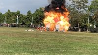 BOLA api membubung ke langit usai “markas teroris” yang menculik delegasi G20 diledakkan satuan antiteror Kodam IX/Udayana, saat dimulasi di Lapangan Renon, Kamis (16/6/2022). Foto: hen BOLA api membubung ke langit usai “markas teroris” yang menculik delegasi G20 diledakkan satuan antiteror Kodam IX/Udayana, saat dimulasi di Lapangan Renon, Kamis (16/6/2022). Foto: hen