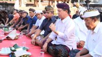 Bupati Suwirta mengikuti tradisi Megibung bersama krama Banjar Adat Nesa