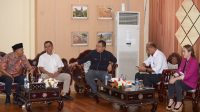 DIRJEN Perikanan Budidaya, Kementerian Kelautan dan Perikanan, TB. Haeru Rahayu; bersama Gubernur NTB, Zulkiefimansyah, saat berdiskusi terkait kesiapan ground breaking kawasan budidaya udang terintegrasi, Kamis (9/6/2022). Foto: ist DIRJEN Perikanan Budidaya, Kementerian Kelautan dan Perikanan, TB. Haeru Rahayu; bersama Gubernur NTB, Zulkiefimansyah, saat berdiskusi terkait kesiapan ground breaking kawasan budidaya udang terintegrasi, Kamis (9/6/2022). Foto: ist