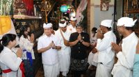 BUPATI Nyoman Giri Prasta selaku Ketua MGPSSR Provinsi Bali saat menghadiri upacara Apodgala Dwijati di Griya Gili Ashrama Jati, Dusun Kangin, Nusa Lembongan, Senin (13/6/2022) malam. Foto: ist BUPATI Nyoman Giri Prasta selaku Ketua MGPSSR Provinsi Bali saat menghadiri upacara Apodgala Dwijati di Griya Gili Ashrama Jati, Dusun Kangin, Nusa Lembongan, Senin (13/6/2022) malam. Foto: ist
