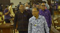 GUBERNUR Koster bersama Adi Wiryatama (kanan) dan Nyoman Suyasa berjalan usai rapat paripurna DPRD Bali, Senin (27/6/2022). Foto: hen GUBERNUR Koster bersama Adi Wiryatama (kanan) dan Nyoman Suyasa berjalan usai rapat paripurna DPRD Bali, Senin (27/6/2022). Foto: hen