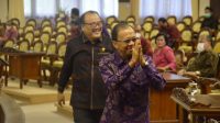 GUBERNUR Koster (kanan) didampingi Sugawa Korry memberi hormat kepada hadirin usai rapat paripurna di DPRD Bali, Senin (20/6/2022). Foto: ist GUBERNUR Koster (kanan) didampingi Sugawa Korry memberi hormat kepada hadirin usai rapat paripurna di DPRD Bali, Senin (20/6/2022). Foto: ist
