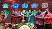 GUBERNUR Koster (ketiga dari kiri) menuangkan minuman khas tradisional Bali, yakni arak bali, dalam puncak HUT ke-60 Bank BPD Bali di Gedung Ksirarnawa, Taman Budaya, Denpasar, Minggu (5/6/2022). Foto: ist GUBERNUR Koster (ketiga dari kiri) menuangkan minuman khas tradisional Bali, yakni arak bali, dalam puncak HUT ke-60 Bank BPD Bali di Gedung Ksirarnawa, Taman Budaya, Denpasar, Minggu (5/6/2022). Foto: ist