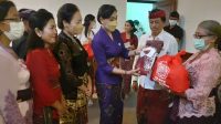 PENYERAHAN bantuan paket sembako untuk lansia dan kader PKK di Museum Subak, Masceti Blahbatuh, Gianyar, Kamis (2/6/2022). Foto: adi PENYERAHAN bantuan paket sembako untuk lansia dan kader PKK di Museum Subak, Masceti Blahbatuh, Gianyar, Kamis (2/6/2022). Foto: adi