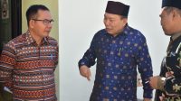 KADISNAKERTRANS Gede Putu Aryadi (kiri) saat berdiskusi dengan Ketua APPMI NTB, HM. Muazzim Akbar (tengah) beberapa hari lalu. Foto: ist KADISNAKERTRANS Gede Putu Aryadi (kiri) saat berdiskusi dengan Ketua APPMI NTB, HM. Muazzim Akbar (tengah) beberapa hari lalu. Foto: ist