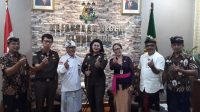 KAJARI Klungkung, Shirley Manutede, saat menerima audiensi jajaran Bawaslu Klungkung, Kamis (22/6/2022). Foto: ist KAJARI Klungkung, Shirley Manutede, saat menerima audiensi jajaran Bawaslu Klungkung, Kamis (22/6/2022). Foto: ist