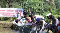 KAPOLRES Klungkung, AKBP I Made Dhanuardana, menebar 1.000 ekor benih ikan nila di kolam Kelompok Pembudidaya Mina Agung Desa Selisihan, Kamis (15/6/2022). Foto: ist KAPOLRES Klungkung, AKBP I Made Dhanuardana, menebar 1.000 ekor benih ikan nila di kolam Kelompok Pembudidaya Mina Agung Desa Selisihan, Kamis (15/6/2022). Foto: ist