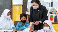 KETUA DPR RI, Puan Maharani, menyapa para siswa SD saat berkunjung ke salah satu daerah, beberapa waktu lalu. Foto: ist KETUA DPR RI, Puan Maharani, menyapa para siswa SD saat berkunjung ke salah satu daerah, beberapa waktu lalu. Foto: ist