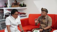 KETUA KPU Bali, I Dewa Agung Gede Lidartawan (kanan), saat menguraikan persoalan data kependudukan di Badung dalam menyambut Pemilu 2024 kepada Bupati Badung, Giri Prasta, di rumah jabatan Bupati, Kamis (2/6/2022). Foto: ist KETUA KPU Bali, I Dewa Agung Gede Lidartawan (kanan), saat menguraikan persoalan data kependudukan di Badung dalam menyambut Pemilu 2024 kepada Bupati Badung, Giri Prasta, di rumah jabatan Bupati, Kamis (2/6/2022). Foto: ist