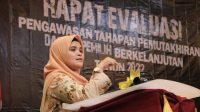KOMISIONER Bawaslu RI, Lolly Suhenti, memaparkan materi dalam rapat evaluasi pengawasan tahapan PDPB yang diselenggarakan Bawaslu Bali di Badung, Kamis (2/6/2022). Foto: ist KOMISIONER Bawaslu RI, Lolly Suhenti, memaparkan materi dalam rapat evaluasi pengawasan tahapan PDPB yang diselenggarakan Bawaslu Bali di Badung, Kamis (2/6/2022). Foto: ist