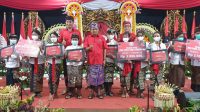 KETUA PDIP Bali, I Wayan Koster (tengah), didampingi Sekretaris IGN Jaya Negara dan Bendahara I Dewa Made Mahayadnya foto bersama para juara lomba cerdas cermat susastra Bali, Rabu (1/6/2022). Foto: hen KETUA PDIP Bali, I Wayan Koster (tengah), didampingi Sekretaris IGN Jaya Negara dan Bendahara I Dewa Made Mahayadnya foto bersama para juara lomba cerdas cermat susastra Bali, Rabu (1/6/2022). Foto: hen