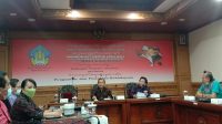 KADISBUD Bali, Prof. I Gede Arya Sugiartha, didampingi Tim Kurator PKB saat menyampaikan konferensi pers, Jumat (10/6/2022). Foto: rap KADISBUD Bali, Prof. I Gede Arya Sugiartha, didampingi Tim Kurator PKB saat menyampaikan konferensi pers, Jumat (10/6/2022). Foto: rap