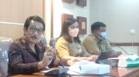 Kadisdikpora Boy Jayawibawa (kiri) didampingi para kabid saat jumpa pers di Kantor Disdikpora di Renon, Denpasar
