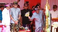 MENDAGRI Tito Karnavian; didampingi Menparekraf Sandiaga Uno; dan Gubernur Bali, Wayan Koster, memukul gong menandai pelepasan pawai (Peed Aya) dalam PKB XLIV tahun 2022 di depan Monumen Perjuangan Rakyat Bali Renon, Denpasar, Minggu (12/6) sore. Foto: ist MENDAGRI Tito Karnavian; didampingi Menparekraf Sandiaga Uno; dan Gubernur Bali, Wayan Koster, memukul gong menandai pelepasan pawai (Peed Aya) dalam PKB XLIV tahun 2022 di depan Monumen Perjuangan Rakyat Bali Renon, Denpasar, Minggu (12/6) sore. Foto: ist