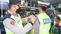 KAPOLRES Tabanan, AKBP Ranefli Dian Candra, menyematkan pita tanda kepada anggota yang terlibat dalam Operasi Patuh Agung 2022 saat apel di halaman Polres Tabanan, Senin (13/6/2022). Foto: ist KAPOLRES Tabanan, AKBP Ranefli Dian Candra, menyematkan pita tanda kepada anggota yang terlibat dalam Operasi Patuh Agung 2022 saat apel di halaman Polres Tabanan, Senin (13/6/2022). Foto: ist