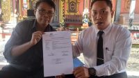 PELAPOR Dewa Angga (kiri) saat didampingi PH-nya Gus Adi