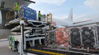 PESAWAT kargo yang mengangkut logistik MXGP Samota 2022 saat tiba di Bandara Lombok. Foto: ist PESAWAT kargo yang mengangkut logistik MXGP Samota 2022 saat tiba di Bandara Lombok. Foto: ist