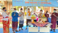 PUNCAK perayaan HUT ke-3 SMPN 13 Denpasar ditandai dengan pemotongan tumpeng ulang tahun oleh Kasek Made Sukarini, Rabu (1/6/2022). PUNCAK perayaan HUT ke-3 SMPN 13 Denpasar ditandai dengan pemotongan tumpeng ulang tahun oleh Kasek Made Sukarini, Rabu (1/6/2022).