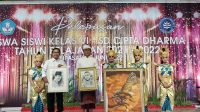 WALI Kota Denpasar, IGN Jaya Negara, menerima lukisan yang dibuat oleh Ketua Yayasan SD Cipta Dharma, dr. Bagus Darmayasa, dalam acara pelepasan siswa, Rabu (15/6/2022). Foto: ist WALI Kota Denpasar, IGN Jaya Negara, menerima lukisan yang dibuat oleh Ketua Yayasan SD Cipta Dharma, dr. Bagus Darmayasa, dalam acara pelepasan siswa, Rabu (15/6/2022). Foto: ist