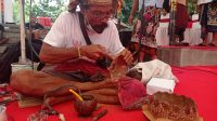 SALAH satu peserta mengerjakan kerajinan beruk dalam lomba PKB di Kalangan Ayodya Taman Budaya Bali, Denpasar, Senin (13/6/2022). Foto: ist SALAH satu peserta mengerjakan kerajinan beruk dalam lomba PKB di Kalangan Ayodya Taman Budaya Bali, Denpasar, Senin (13/6/2022). Foto: ist