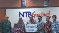 SEKDA NTB, H. Lalu Gita Ariadi (tengah) saat menyerahkan secara simbolis santunan dari BPJS Ketenagakerjaan/BPJamsostek kepada ahli waris pegawai non-ASN BPSDM NTB yang meninggal dunia saat jam kerja. Foto: ist SEKDA NTB, H. Lalu Gita Ariadi (tengah) saat menyerahkan secara simbolis santunan dari BPJS Ketenagakerjaan/BPJamsostek kepada ahli waris pegawai non-ASN BPSDM NTB yang meninggal dunia saat jam kerja. Foto: ist