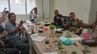 SEKRETARIS DPD Partai Gerindra NTB, Ali Usman Alkhaery, memimpin rapat Fraksi Gerindra DPRD NTB, Jumat (10/6/2022) sore. Foto: rul SEKRETARIS DPD Partai Gerindra NTB, Ali Usman Alkhaery, memimpin rapat Fraksi Gerindra DPRD NTB, Jumat (10/6/2022) sore. Foto: rul