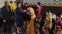KASEK Ni Ketut Nuka dan Wayan Darya Kusuma saat melepas siswa kelas XII SMK PGRI 5 Denpasar, Selasa (31/5/2022). Foto: ist KASEK Ni Ketut Nuka dan Wayan Darya Kusuma saat melepas siswa kelas XII SMK PGRI 5 Denpasar, Selasa (31/5/2022). Foto: ist