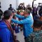 SEKDA NTB, HL. Gita Ariadi, saat mengalunkan selendang pada pebalap dan official yang akan mengikuti ajang MXGP dan MX2 di Samota, Kabupaten Sumbawa. Foto: ist