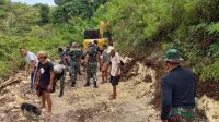TNI dan warga Nusa Penida bergotong royong meratakan bukit kapur untuk membuat akses jalan, dalam program TMMD ke-131 di tiga desa di wilayah Nusa Penida, Klungkung. Foto: ist TNI dan warga Nusa Penida bergotong royong meratakan bukit kapur untuk membuat akses jalan, dalam program TMMD ke-131 di tiga desa di wilayah Nusa Penida, Klungkung. Foto: ist